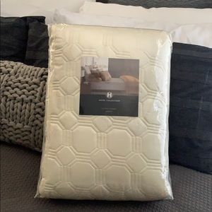 Hotel collection cal king coverlet!!